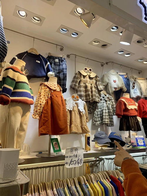 服裝批發市場清倉指南 100元3件靚衫VS 20元買牛仔褲，哪里更抵？